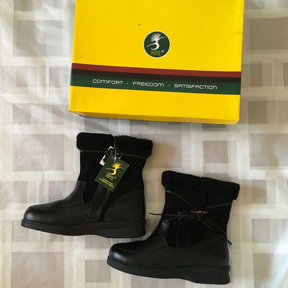 HOOPOE Shoes - NWT Womans Classic Black  Boots  By HOOPOE size 11.